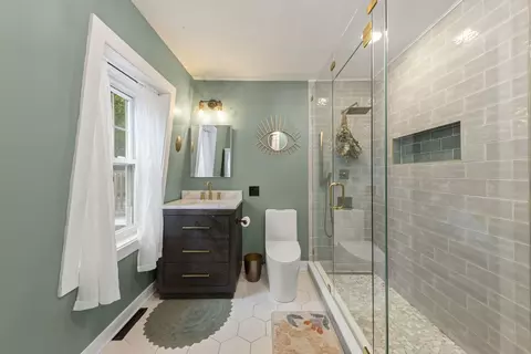 Bath - 109 E 14th Ave, Naperville, IL 60563 photo 3 of 4