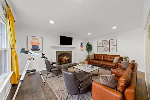 Living - 109 E 14th Ave, Naperville, IL 60563 photo 3 of 4