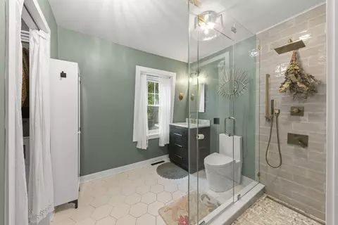Bath - 109 E 14th Ave, Naperville, IL 60563 photo 2 of 4