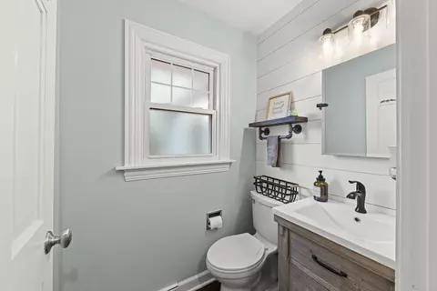 Bath - 109 E 14th Ave, Naperville, IL 60563 photo 1 of 4