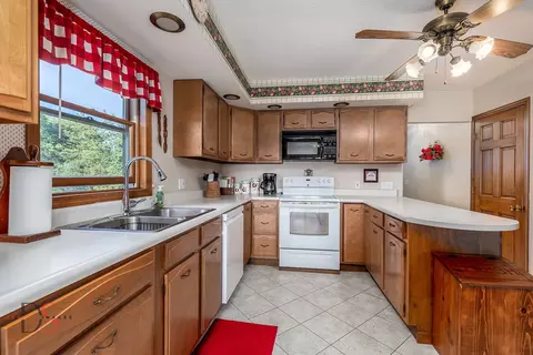 Kitchen - 33522 E 3300 North Rd, Reddick, IL 60961 photo 3 of 3