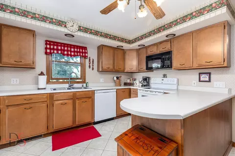 Kitchen - 33522 E 3300 North Rd, Reddick, IL 60961 photo 1 of 3