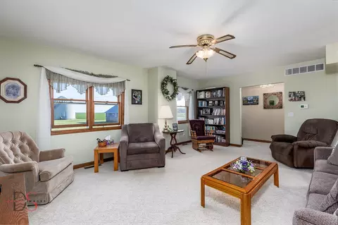 Living - 33522 E 3300 North Rd, Reddick, IL 60961 photo 2 of 3