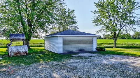 Exterior - 33522 E 3300 North Rd, Reddick, IL 60961 photo 2 of 10