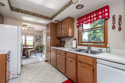 Kitchen - 33522 E 3300 North Rd, Reddick, IL 60961 photo 2 of 3