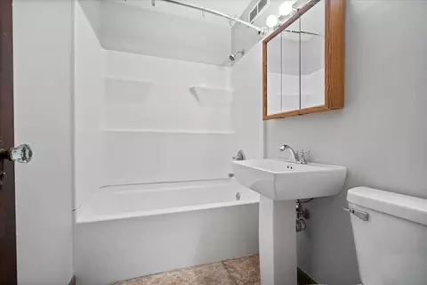 Bath - 703 Samantha St, Normal, IL 61761 photo 1 of 1