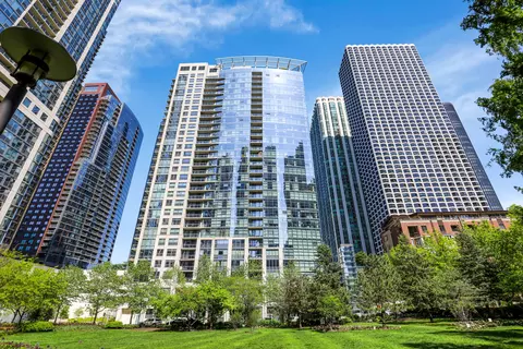 201 N Westshore Dr #2102, Chicago, IL 60601