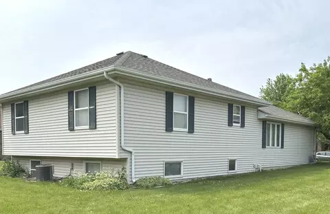 Exterior - 710 Buffalo Dr, Minooka, IL 60447 photo 4 of 5