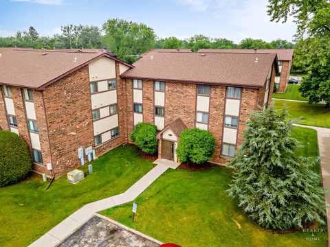 417 Berkshire Dr #16, Crystal Lake, IL 60014