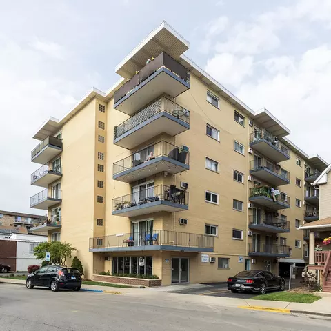 320 Circle Ave #102, Forest Park, IL 60130
