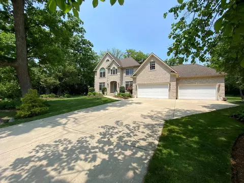 23 W190 Red Oak Dr, Glen Ellyn, IL 60137