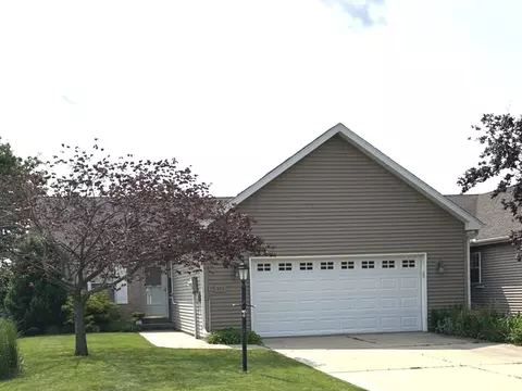 302 Prairie Lane Dr, Monticello, IL 61856