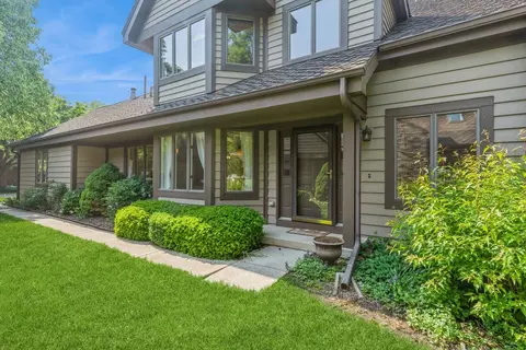 1922 Forest Creek Ln, Libertyville, IL 60048