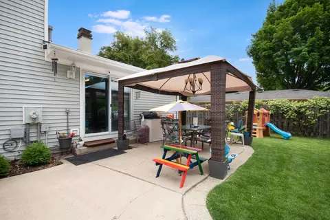 Exterior - 947 Carol Ave, Elgin, IL 60123 photo 6 of 10