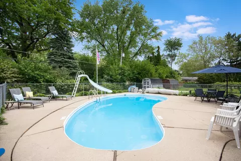 Exterior - 947 Carol Ave, Elgin, IL 60123 photo 7 of 10