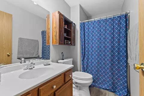 Bath - 10556 Meadowsweet Ln, Roscoe, IL 61073 photo 1 of 2