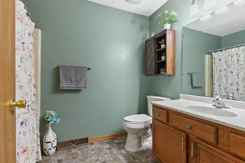 Bath - 10556 Meadowsweet Ln, Roscoe, IL 61073 photo 2 of 2