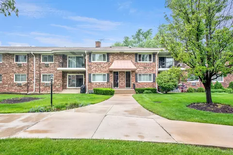43 N Main St #12, Glen Ellyn, IL 60137