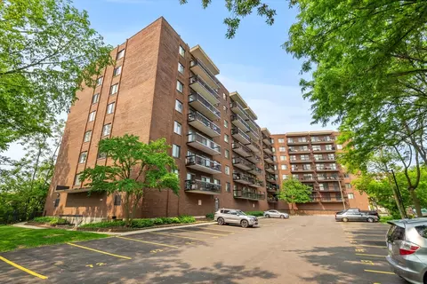 711 S River Rd #403, Des Plaines, IL 60016
