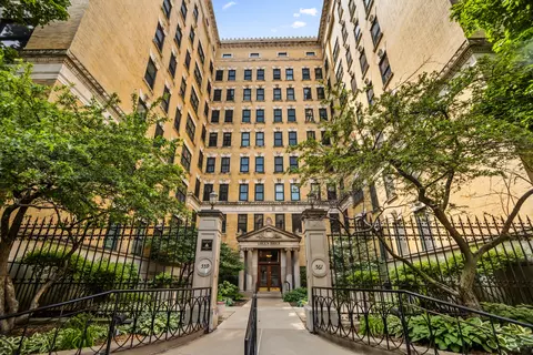 559 W Surf St #702, Chicago, IL 60657