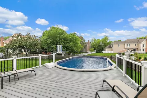 Exterior - 1560 Kensington Dr, Algonquin, IL 60102 photo 5 of 7