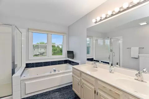 Bath - 1560 Kensington Dr, Algonquin, IL 60102 photo 3 of 3