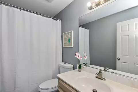 Bath - 1560 Kensington Dr, Algonquin, IL 60102 photo 2 of 3