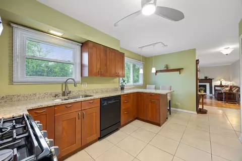 Kitchen - 1486 Haverhill Dr, Wheaton, IL 60189 photo 2 of 5