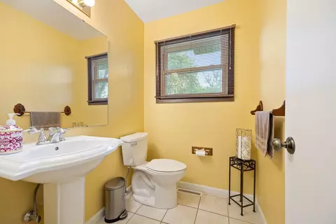 Bath - 1486 Haverhill Dr, Wheaton, IL 60189 photo 1 of 3