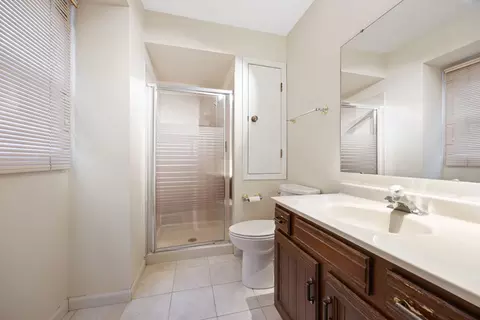 Bath - 1486 Haverhill Dr, Wheaton, IL 60189 photo 2 of 3