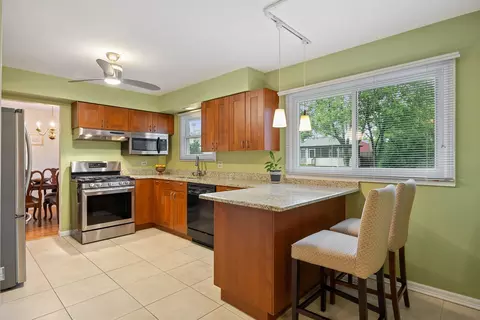 Kitchen - 1486 Haverhill Dr, Wheaton, IL 60189 photo 4 of 5