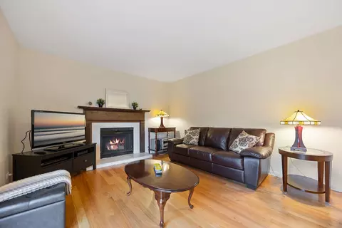 Living - 1486 Haverhill Dr, Wheaton, IL 60189 photo 2 of 3