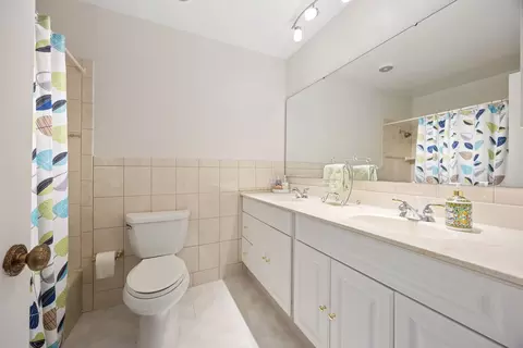 Bath - 1486 Haverhill Dr, Wheaton, IL 60189 photo 3 of 3