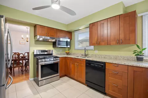 Kitchen - 1486 Haverhill Dr, Wheaton, IL 60189 photo 3 of 5