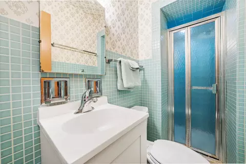 Bath - 10459 S Artesian Ave, Chicago, IL 60655 photo 2 of 2