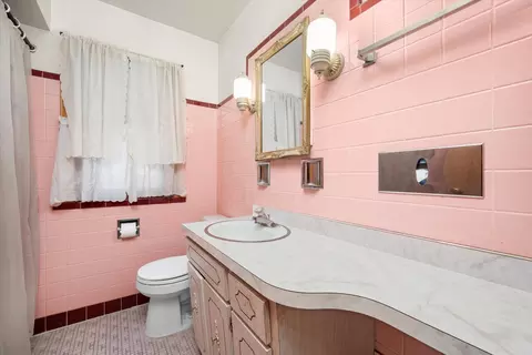 Bath - 10459 S Artesian Ave, Chicago, IL 60655 photo 1 of 2