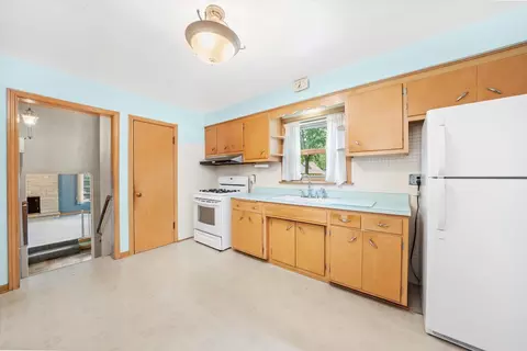 Kitchen - 10459 S Artesian Ave, Chicago, IL 60655 photo 1 of 2