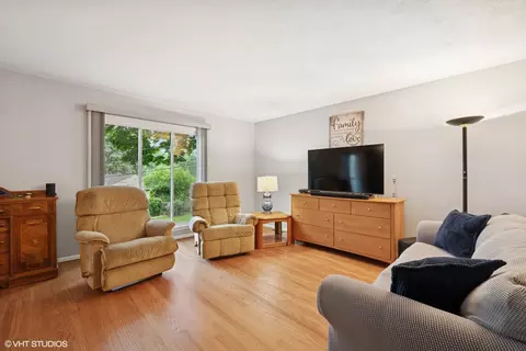109 Chestnut Ln, Wheeling, IL 60090 photo 3
