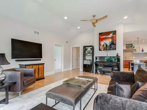Living - 1000 E Porter Ave, Naperville, IL 60540 photo 4 of 5