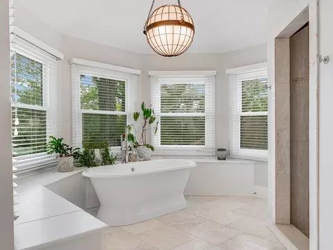 Bath - 1000 E Porter Ave, Naperville, IL 60540 photo 3 of 10
