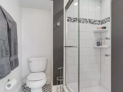Bath - 1000 E Porter Ave, Naperville, IL 60540 photo 8 of 10