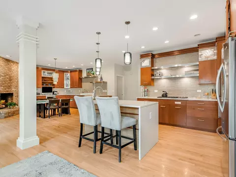 Kitchen - 1000 E Porter Ave, Naperville, IL 60540 photo 6 of 9
