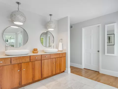 Bath - 1000 E Porter Ave, Naperville, IL 60540 photo 4 of 10