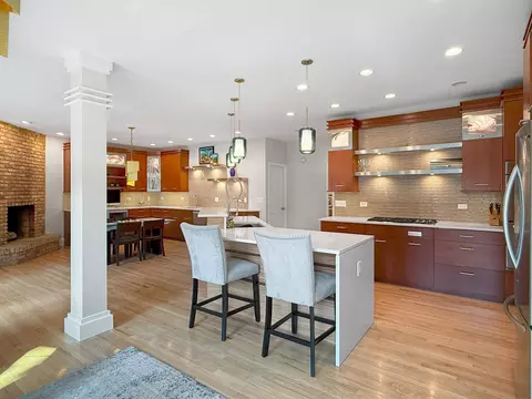 Kitchen - 1000 E Porter Ave, Naperville, IL 60540 photo 2 of 9
