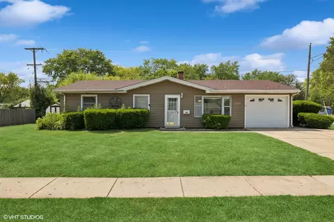 325 Larkdale Row, Wauconda, IL 60084