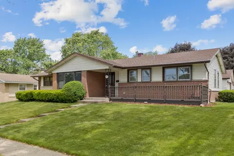 298 Fern Dr, Elk Grove Village, IL 60007