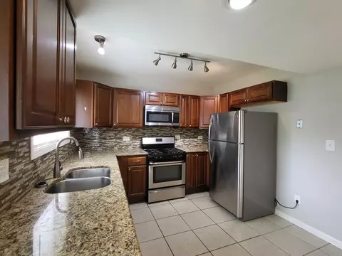 Kitchen - 50 Oakhurst Rd, Matteson, IL 60443 photo 2 of 2