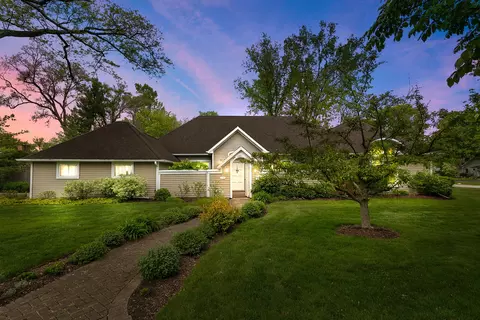 2131 Drury Ln, Northfield, IL 60093