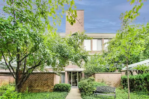 2050 Arbor Ln #301, Northfield, IL 60093