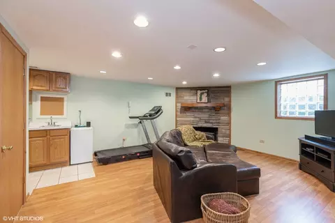 Living - 1014 Douglas Ave, Flossmoor, IL 60422 photo 3 of 3